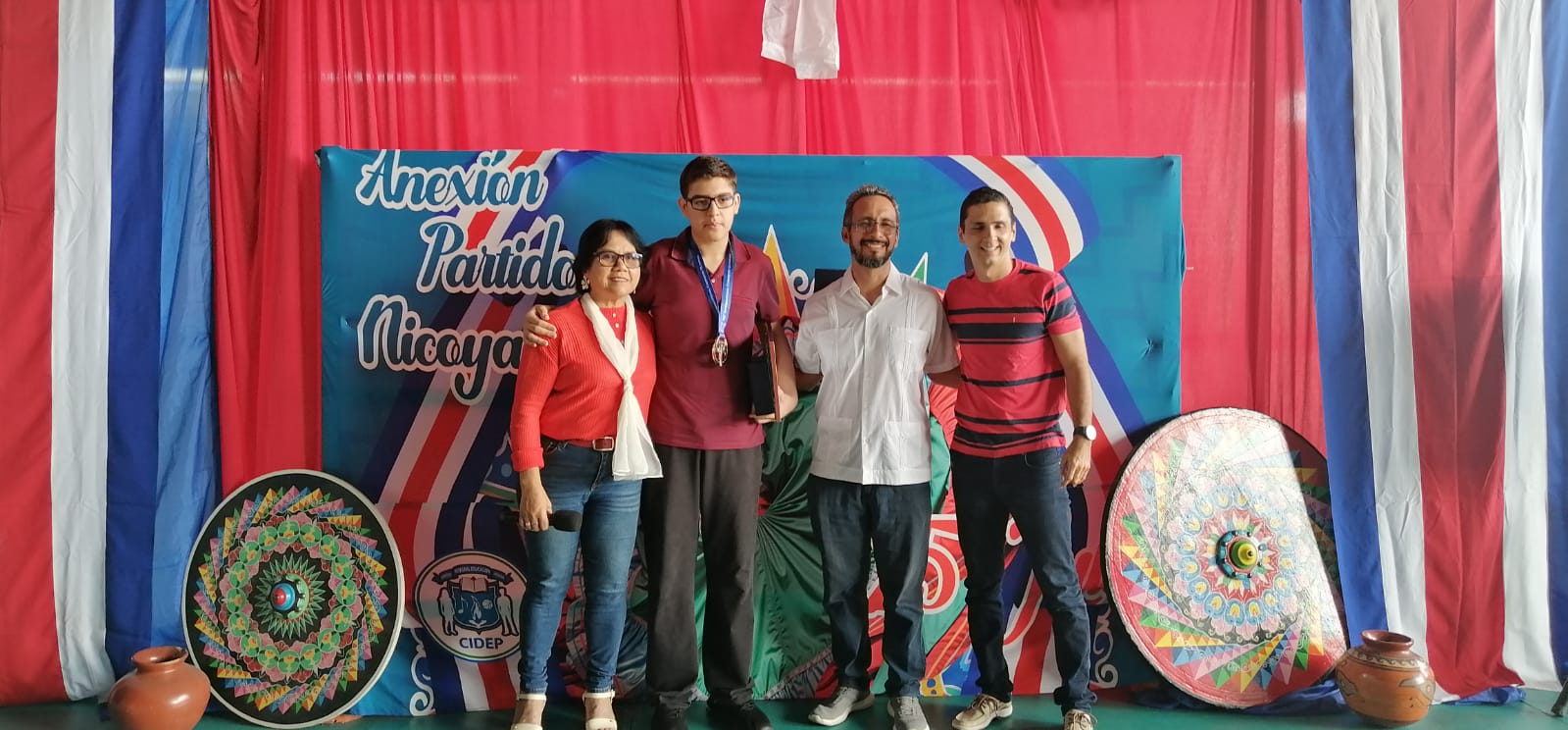 Durante el acto cívico en celebración de la Anexión de Guanacaste, la institución le entregó a José Edwin un reconocimiento por el logro alcanzado. Foto: CIDEP.