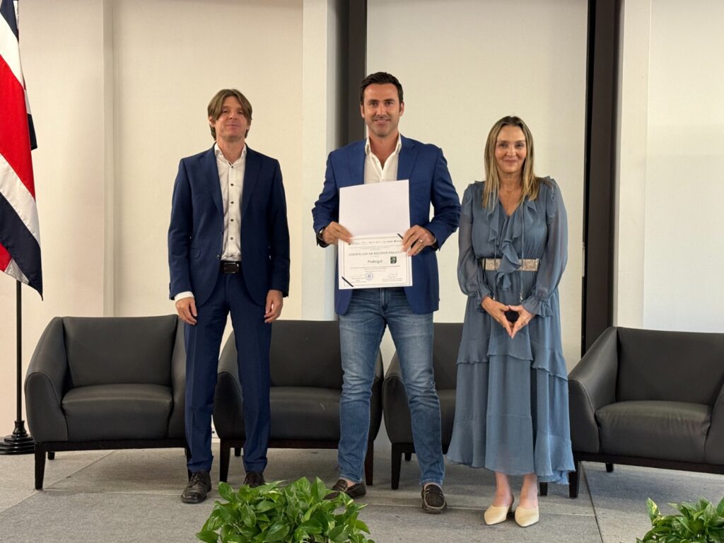 David Zamora Mora, Director Comercial de PEDREGAL, recibe la Etiqueta Ambiental de manos de la Sra. Monica Navarro, ministra del MINAE y Sr. Jurgen Klenk, representante permanente de la GIZ en Costa Rica.