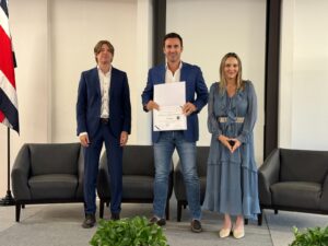 David Zamora Mora, Director Comercial de PEDREGAL, recibe la Etiqueta Ambiental de manos de la Sra. Monica Navarro, ministra del MINAE y Sr. Jurgen Klenk, representante permanente de la GIZ en Costa Rica.