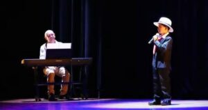 Israel Cebreros González y Cristian Herrera Arce interpretando la canción. Foto: Escuela España.