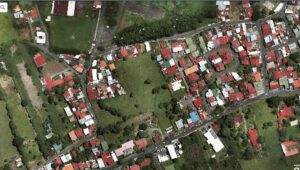 Vista aérea del terreno donde se pretende construir el desarrollo inmobiliario en La Ribera. Imagen: Google Earth.
