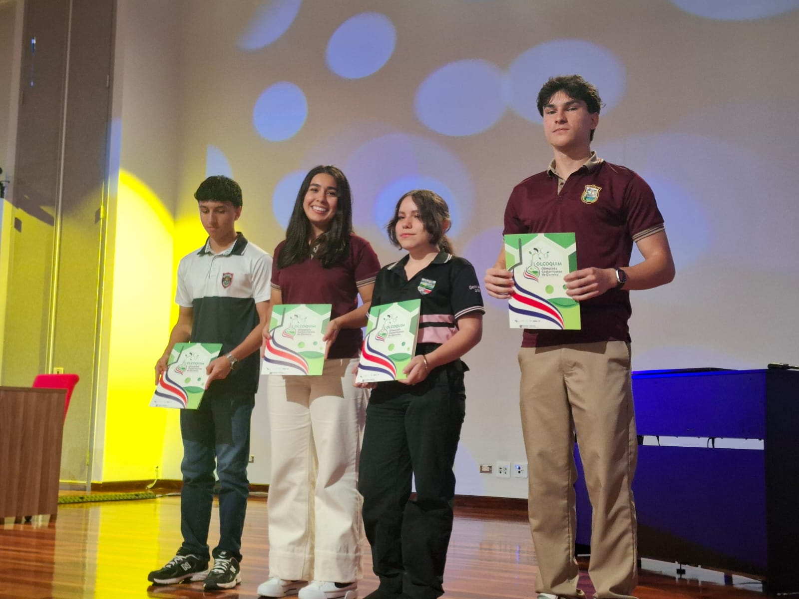 Estudiantes del Liceo Experimental Bilingüe de Belén que obtuvieron las menciones de honor durante la premiación. Foto: Carlos Soto.